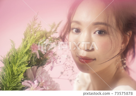 有花的女性女人的肖像 有花的女性女人的肖像 73575878