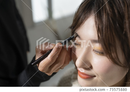 一個女人正在化可愛的妝 一個女人正在化可愛的妝 73575880
