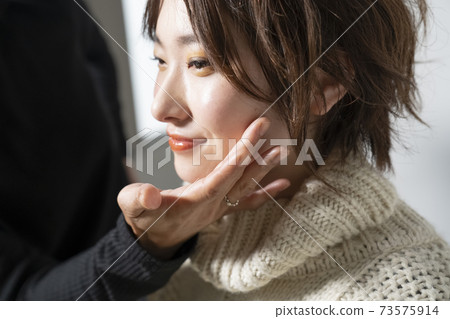 一個女人正在化可愛的妝 一個女人正在化可愛的妝 73575914