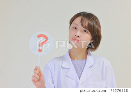 A nurse holding a question mark 73576318