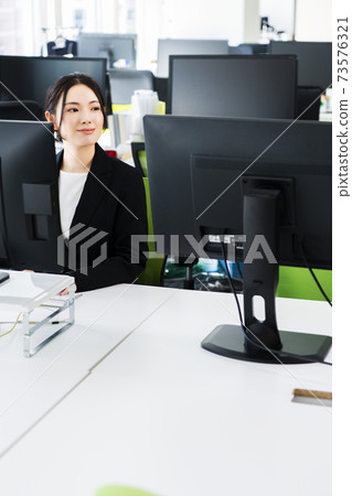 One person comes to work One person comes to work 73576321