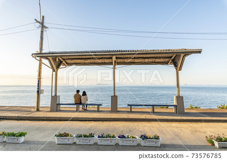 愛媛縣伊回市，夕陽染紅的JR下灘站 73576785