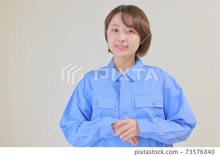 穿制服的女人 73576840