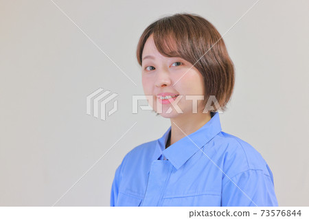 穿著制服的微笑女人_特寫 73576844