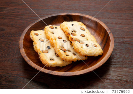 Kakimochi with beans 73576963