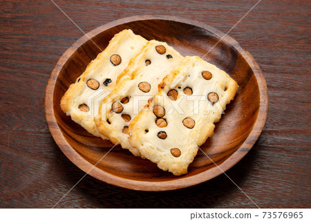 Kakimochi with beans 73576965