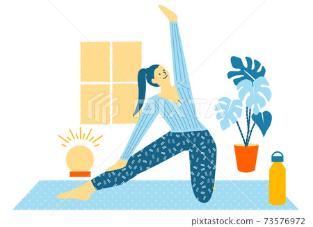 一個女人在家裡放鬆的同時做瑜伽 73576972