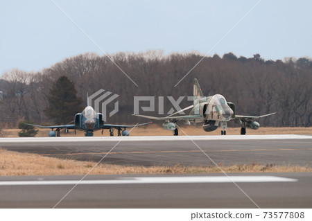 Air Self-Defense Force RF-4E Phantom II Runway approach 73577808