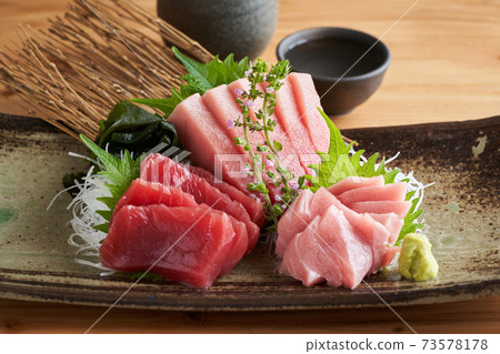 Three kinds of tuna, medium fatty tuna, large fatty tuna, and lean meat 73578178