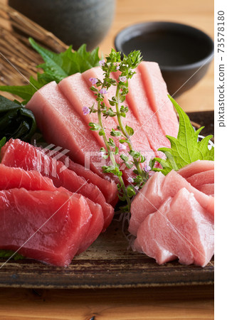 Three kinds of tuna, medium fatty tuna, large fatty tuna, and lean meat 73578180