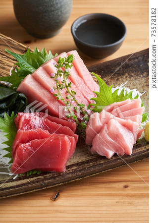 Three kinds of tuna, medium fatty tuna, large fatty tuna, and lean meat 73578182
