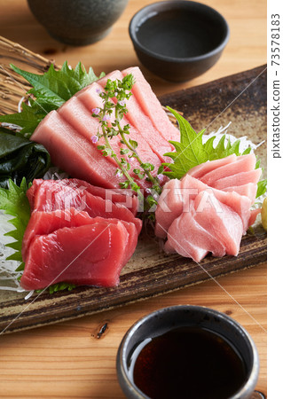 Three kinds of tuna, medium fatty tuna, large fatty tuna, and lean meat 73578183