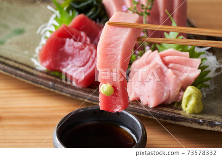 Soak the sashimi of Toro in the tuna in soy sauce 73578332