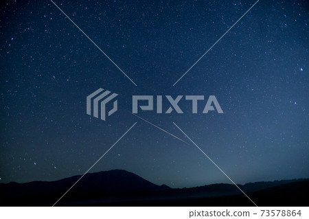 岩手山和流星 73578864