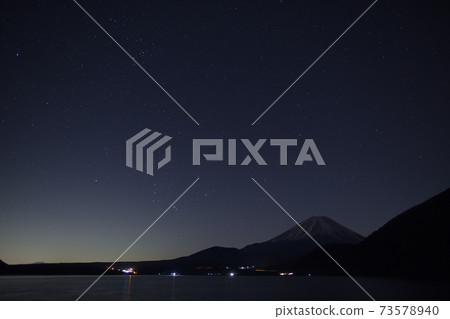 Mt. Fuji and the starry sky from Lake Motosu 73578940