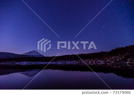 Mt. Fuji and the starry sky on the surface of the lake Mt. Fuji and the starry sky on the surface of the lake 73579066