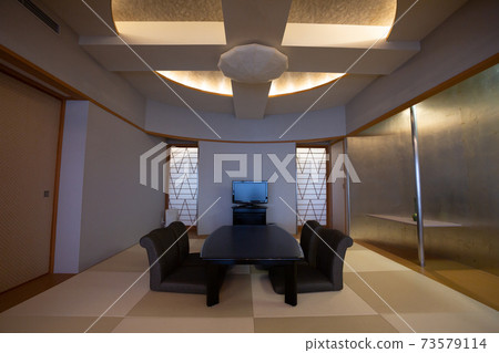 Japanese-style room with a luxurious feel 73579114