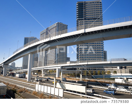 東京都高速公路海灣線和有明的高層公寓 東京都高速公路海灣線和有明的高層公寓 73579380