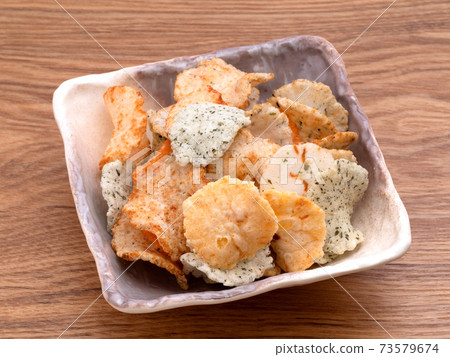 Seafood crackers 73579674