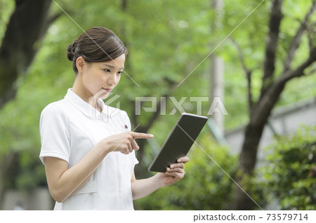 20年代護士綠色背景 73579714