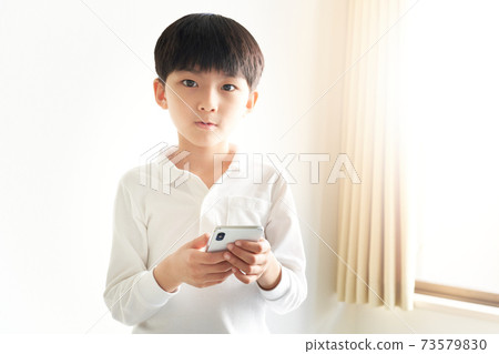 操作智能手機的男孩 73579830