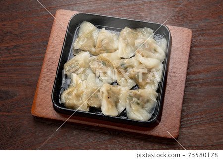 用鐵鍋烤的小烤餃子 用鐵鍋烤的小烤餃子 73580178