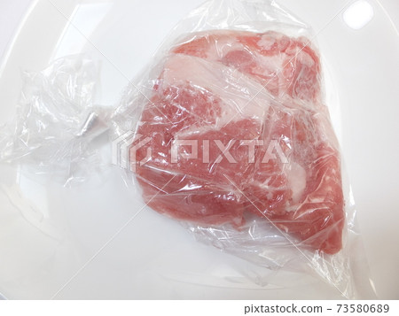自然解凍過程中的冷凍豬肉 73580689