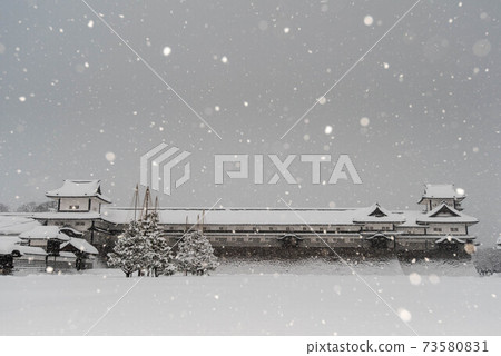 Kanazawa Castle where snow dances 73580831