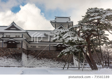 The snow-covered Kanazawa castle 73581189