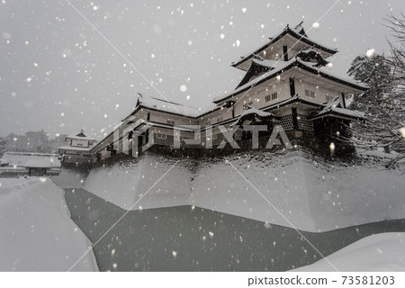 冰雪覆蓋的金澤城堡 73581203