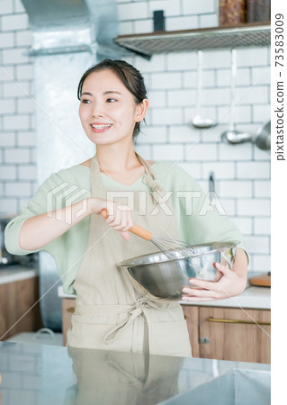 Housewife making sweets Housewife making sweets 73583009