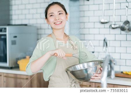 家庭主婦製作糖果 73583011