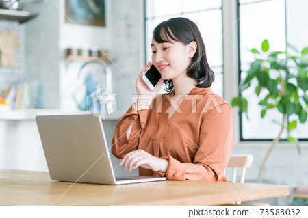 Work from home in the dining room 73583032