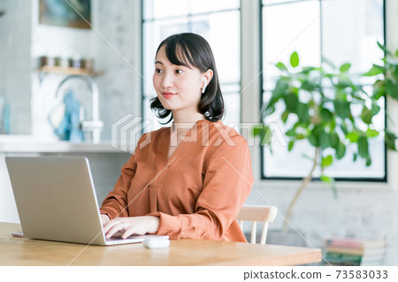 Work from home in the dining room 73583033