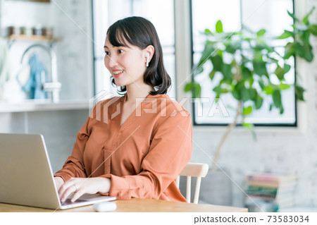 Work from home in the dining room 73583034