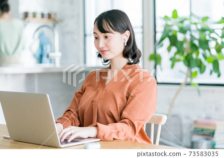 Work from home in the dining room 73583035