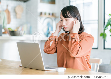 Work from home in the dining room 73583038