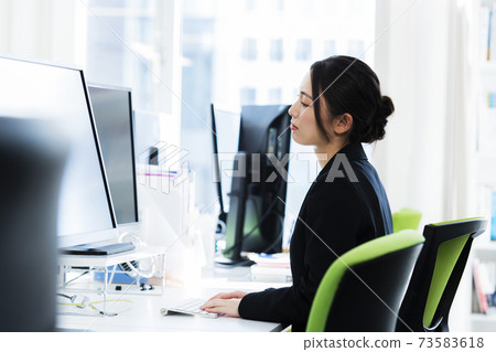 一個人上班 一個人上班 73583618