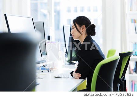 One person comes to work One person comes to work 73583622