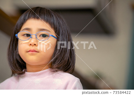 Children with glasses make their debut in glasses Children with glasses make their debut in glasses 73584422