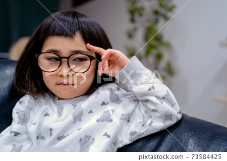 Children with glasses make their debut in glasses Children with glasses make their debut in glasses 73584425