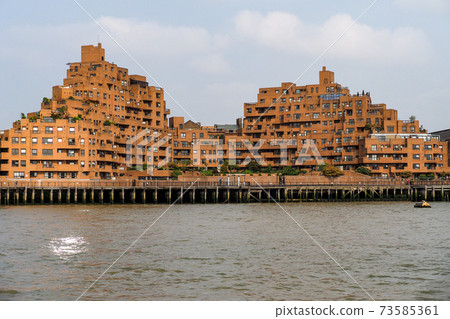 Flats and houses along the River Thames, river side apartments in London, Great Britain 73585361