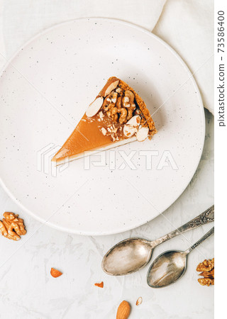 Cheesecake with salted caramel and nuts. 73586400