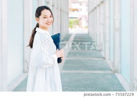 一個年輕的女人帶著微笑 73587229