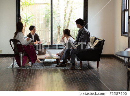 年輕的男人和女人開會 年輕的男人和女人開會 73587390
