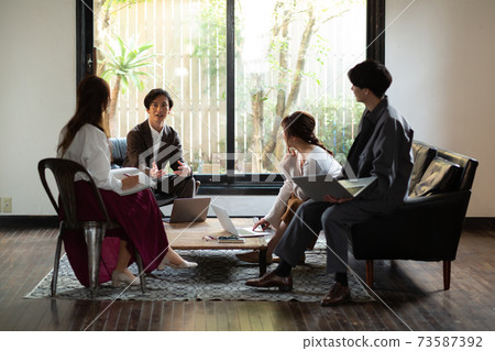 年輕的男人和女人開會 年輕的男人和女人開會 73587392