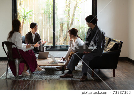 年輕的男人和女人開會 年輕的男人和女人開會 73587393