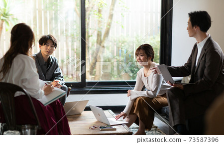 年輕的男人和女人開會 年輕的男人和女人開會 73587396