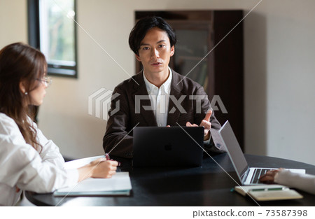 年輕的男人和女人開會 年輕的男人和女人開會 73587398