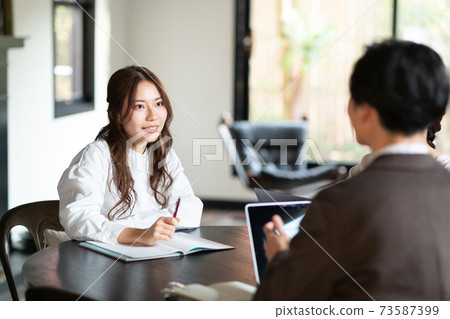 年輕的男人和女人開會 年輕的男人和女人開會 73587399